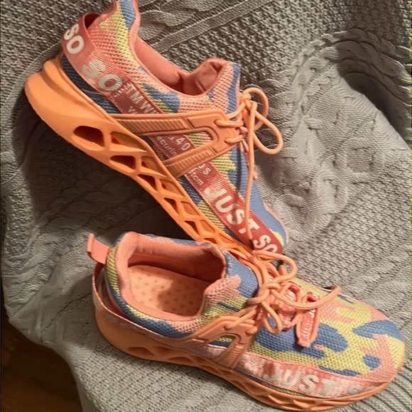 JUST SO SO Sneakers👟👟 - Picture 2 of 6